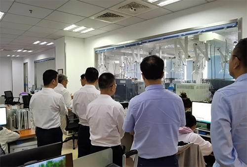 陈博士带领杨副市长一行人参观了ag亚娱规范化的先进实验室，讲解了药物临床前的研发和IND申报流程。