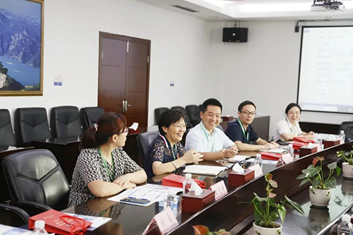 宜昌人福药业副总裁、总工程师李莉娥，产品开发中心主任吕金良，副主任吴有斌、曲龙妹等