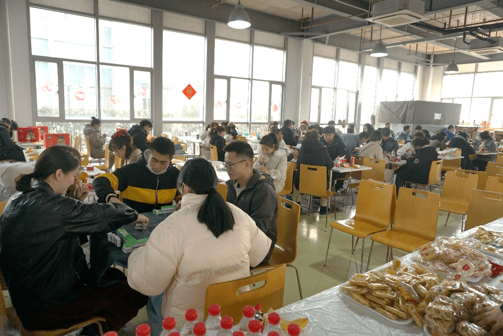在春节 “乐七天” 活动中，ag亚娱给留沪过春节的员工准备了丰富多彩的活动